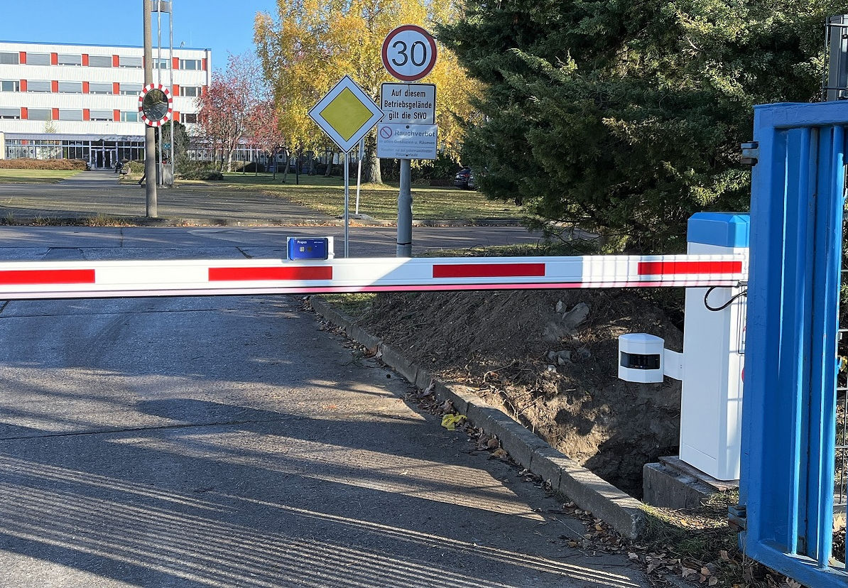 Pollux-Schranke Campingplatz-Zufahrt