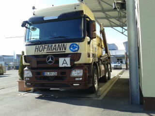 Fahrzeugabfertigung im Recyclingbetrieb